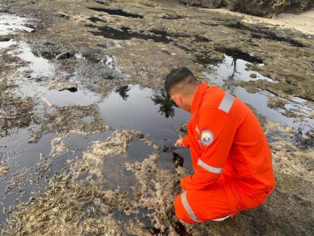 A team of Coast Guard marine environmental protection group inspects the shore Barangay Subukin, San Juan, Batangas due to an oil spill. Photo from the Philippine Coast Guard