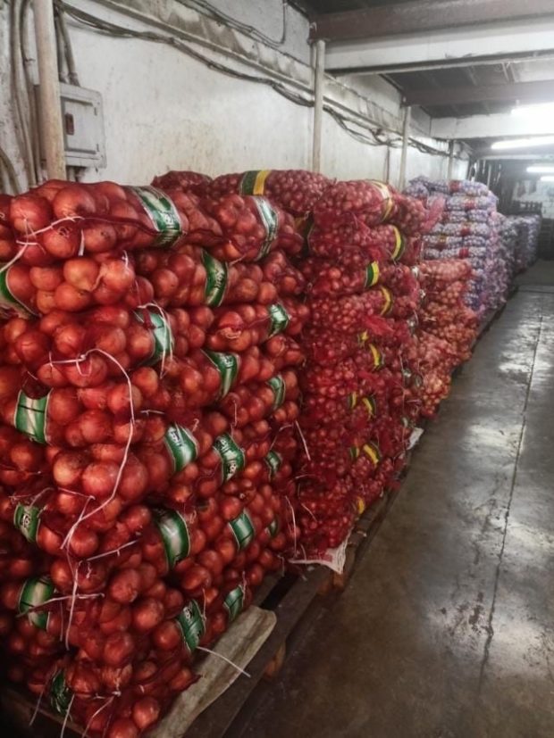 The PNP-CIDG and BOC seizes 300 tons of imported onion and garlic in separate raids of warehouses in Manila and Malabon.