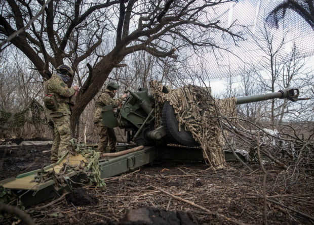 Ukrainian service members prepare to shoot from a howitzer at a front line, as Russia's attack on Ukraine continues, near the city of Bakhmut, Donetsk region, Ukraine March 2, 2023.  REUTERS/Oleksandr Ratushniak