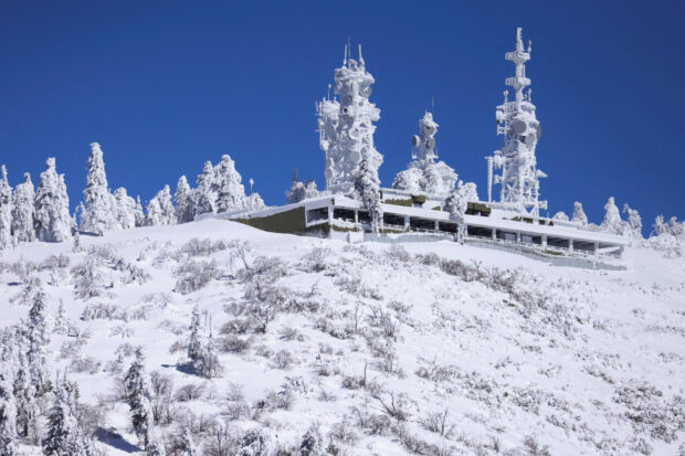 FILE PHOTO: Ice covers communication towers as massive amounts of snow trap residents of mountain towns in San Bernadino County, Crestline, California, U.S. March 2, 2023. REUTERS/David Swanson     T