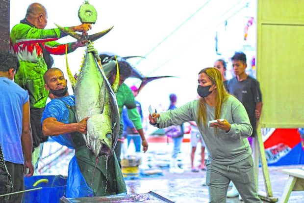 It’s busy at the General Santos City fish port as porters unload yellowfin tuna off a fishing vessel. STORY: Resumption of Clark-GenSan flights seen to boost trade, tourism