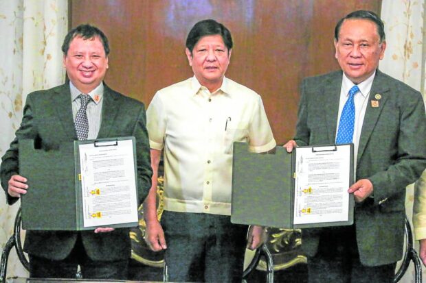 President Marcos witnesses the signing of a memorandum of understanding between the National Grid Corporation of the Philippines represented by its president and CEO Anthony Almeda (left), and the National Intelligence Coordinating Agency represented by Director General Ricardo de Leon, in Malacañang on Monday. STORY: Marcos welcomes NGCP-NICA deal to fend off cyberattacks