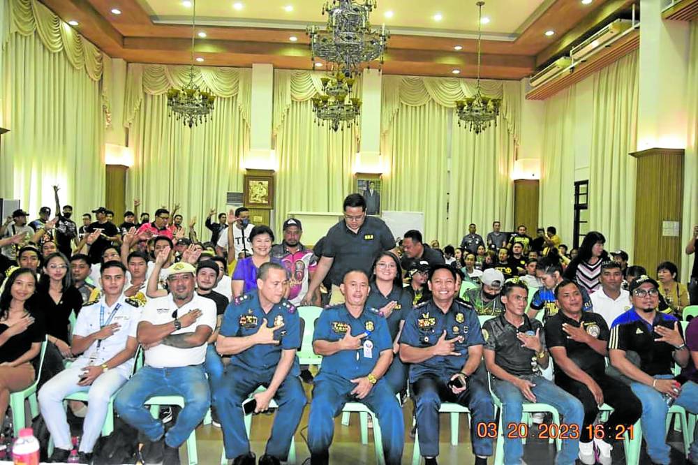  Members of nine fraternities in Cebu City promise to keep their initiation rites free of violence in a meeting with local police officials at the Cebu City Hall on March 20. 