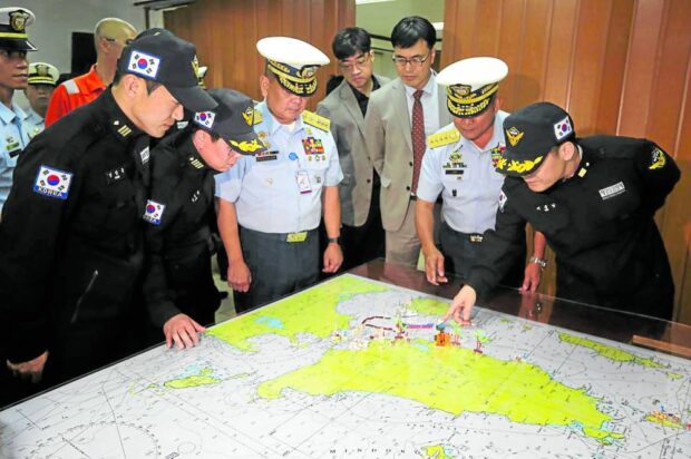 Philippine Coast Guard Commandant Adm. Artemio Abu (second from right) on Tuesday briefs members of the Korean Coast Guard Emergency Response Team on the oil spill situation off Oriental Mindoro.