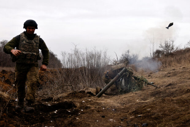 FOTO DE ARCHIVO: El ejército ucraniano cerca de Bakhmut dispara armas antitanque y morteros
