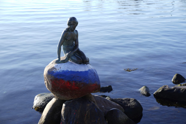 Russian flag painted on base of Denmark's 'Little Mermaid' statue ...