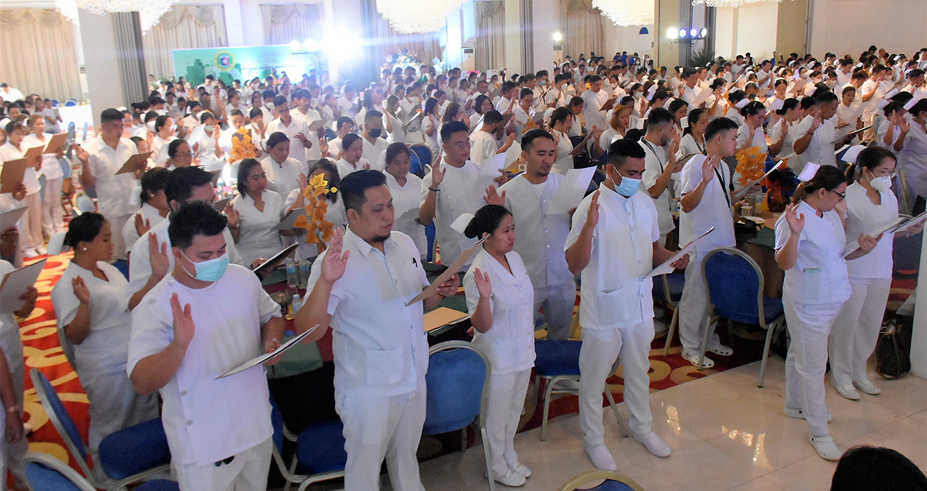 At least 500 human resources, who were hired to enhance access to health in geographically isolated and disadvantaged areas in the Ilocos region, take their oath before their deployment on Tuesday (Feb. 28) in San Fernando City, La Union province