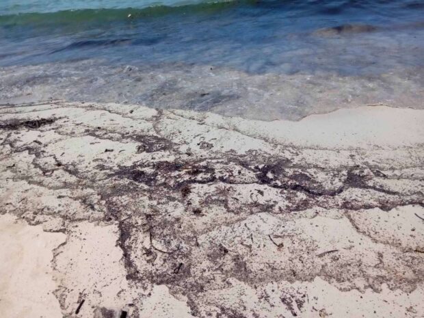 The oil spill from an oil tanker that sank off the waters of Naujan town in Oriental Mindoro has now reached the shores of Palawan, the Philippine Coast Guard said on Thursday. 