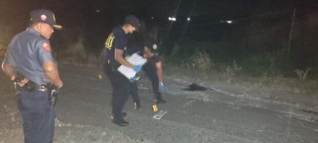 PROBE. Responding San Ildefonso and Bulacan forensic police team investigate the the crime scene in Barangay Bohol na Mangga, San Ildefonso town where Lt. Col. Marlon Serna, chief of San Miguel police, was killed in a gunfight. Photos by Bulacan police