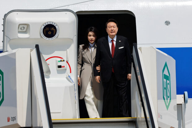 El surcoreano Yoon llega a Tokio horas después del lanzamiento de un misil norcoreano
