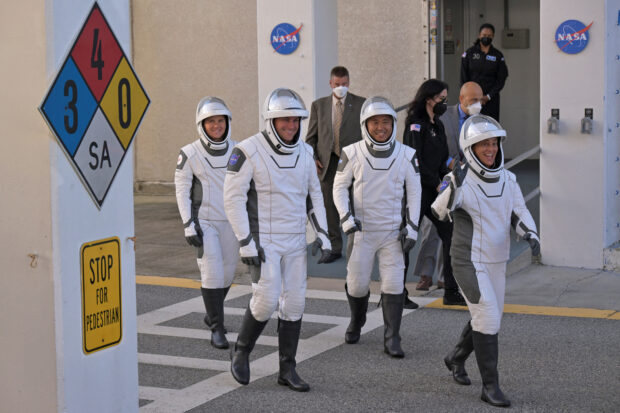 SpaceX capsule returns crew of four