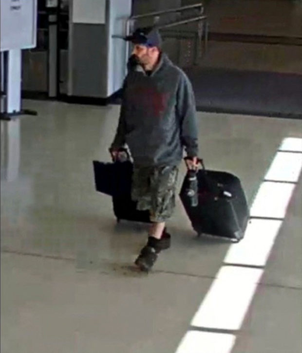 US arrests man with explosive device in luggage 
