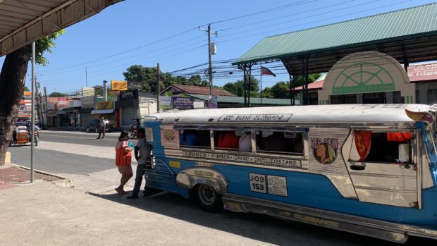 Central Luzon cops deploy patrol cars to ferry stranded commuters