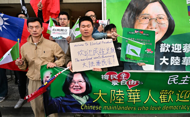 Pro-Democray and Taiwan supporters hold signs during a rally in front of the Westin Bonaventure hotel where Taiwan President Tsai Ing-wen will spend the night ahead of meeting with Kevin McCarthy, in Los Angeles, April 4, 2023. (Photo by Frederic J. BROWN / AFP)