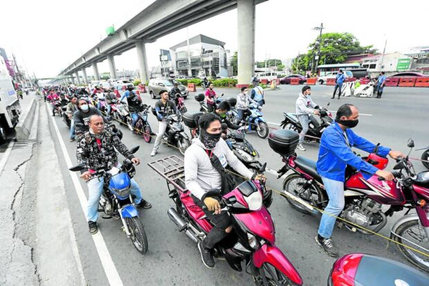 The Metropolitan Manila Development Authority (MMDA) on Friday clarified that instead of P500, motorcycle riders sheltering under footbridges and flyovers will be fined P1,000 under the single ticketing system.