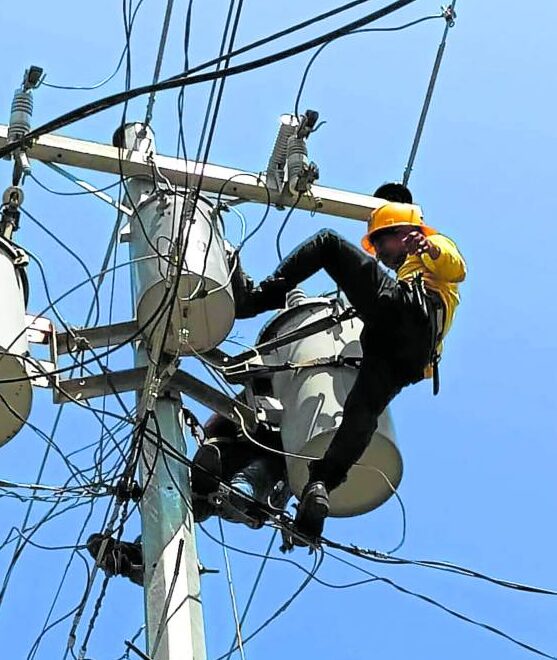 Linemen inMamburao, Occidental Mindoro,
inspect and repair power
lines and transformers even
as the province suffers from
outages lasting several hours
a day. 