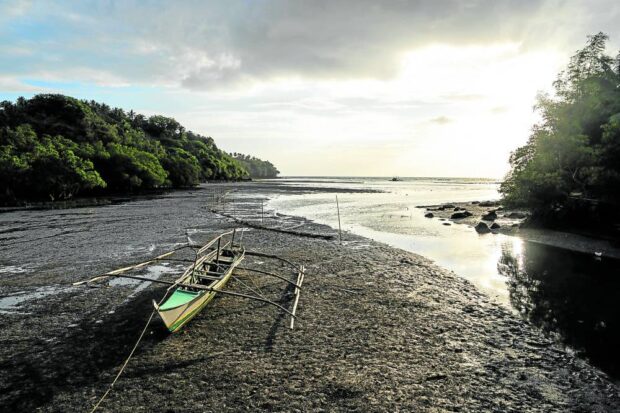 Oriental Mindoro town hit by oil spill runs out of calamity funds