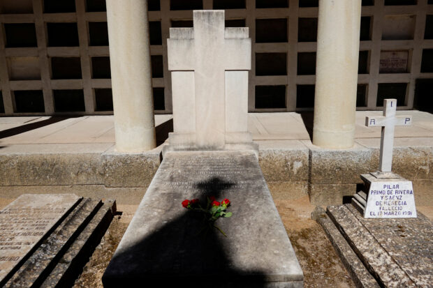España pretende exhumar el cuerpo del fundador del movimiento fascista del mausoleo de Madrid