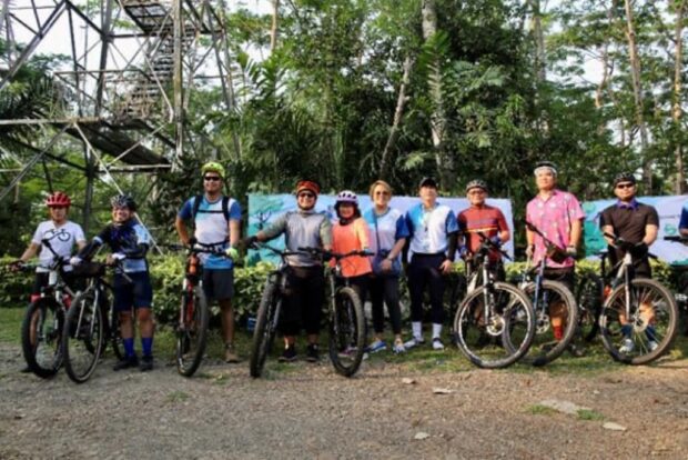 In photos: The 2023 Lakbay Kalikasan: Hike and Bike participants along with (center, L-R) Jen Delos Santos, Manila Water Advocacy and Research Department Head and Jeric Sevilla, Manila Water Corporate Communication Affairs Group Director Over 120 hiking and biking enthusiasts from the public and private sector joined the Lakbay Kalikasan: Hike and Bike Year 2 in La Mesa Nature Reserve, organized by Manila Water in celebration of Earth Day.