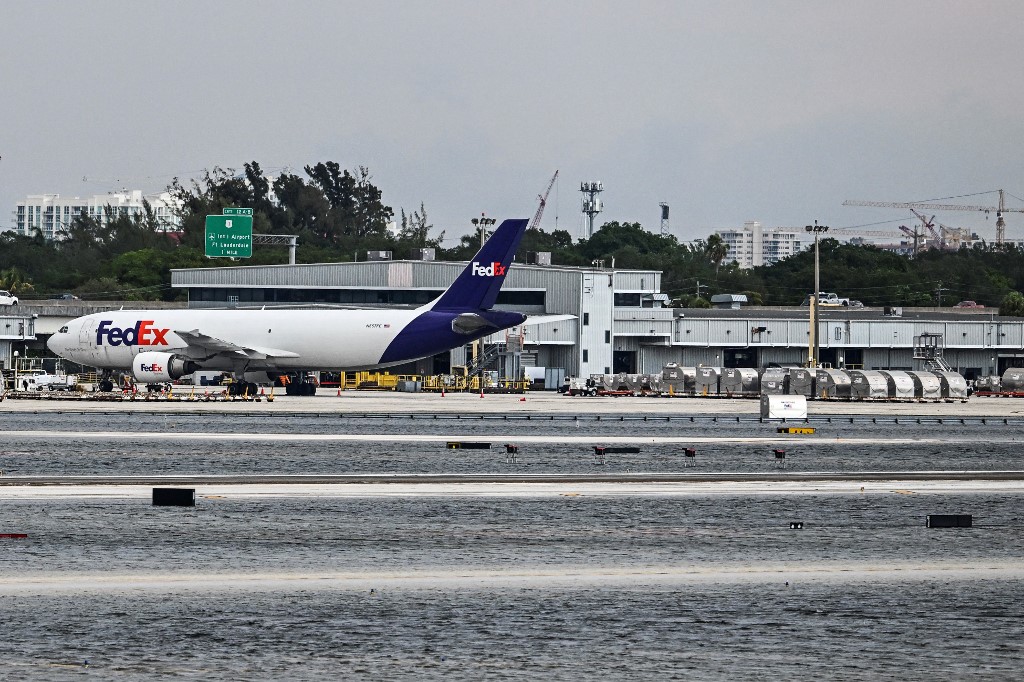 Florida Downpour Leaves Many Stranded Shuts Down Airport Inquirer News   Florida Airport 