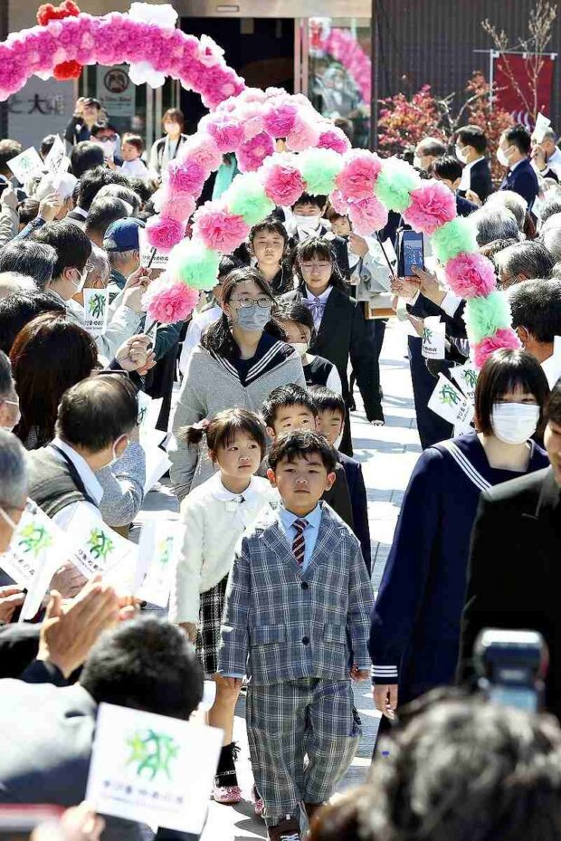 Students head for a ceremony celebrating the return of classes in Okuma, Fukushima Prefecture, on Monday.