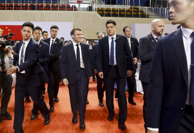 French President Emmanuel Macron (C) visits Sun Yat-sen University in Guangzhou on April 7, 2023. (Photo by GONZALO FUENTES / POOL / AFP)