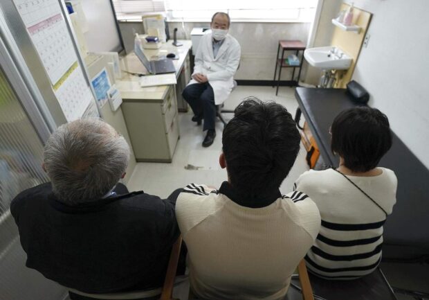 The Yomiuri ShimbunAt the National Hospital Organization Kurihama Medical and Addiction Center in Yokosuka, Kanagawa Prefecture, a high school student, front center, is examined by the center’s honorary director Susumu Higuchi in late March.