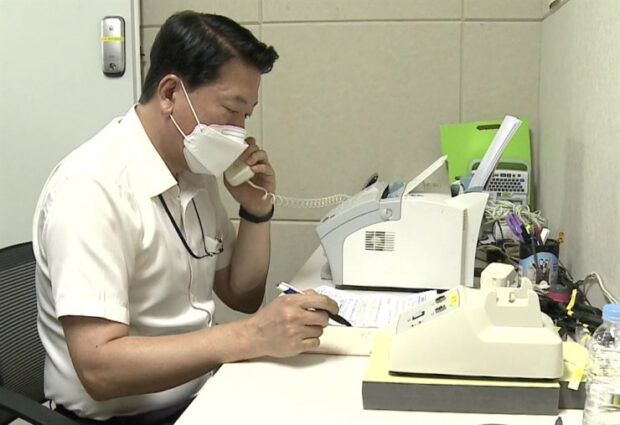 This photo shows a South Korean government worker making a call to North Korea via a military hotline on July 27, 2021 (Ministry of National Defense)