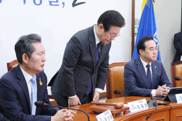 Lee Jae-myung, chairman of the main opposition Democratic Party of Korea, bows at a leadership meeting of the party in Seoul on Monday in a show of apology over a campaign fundraising scandal that occured during the 2021 party convention. (Yonhap)