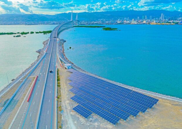 A P60-million on-grid and hybrid solar farm has been set up at the foot of the 8.9-kilometer Cebu-Cordova Link Expressway, which will energize the bridge and ensure the sustainable operation of the country’s longest bridge and Cebu’s newest landmark. STORY: PH longest bridge now powered by P60-M hybrid solar farm