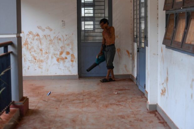 Unbearable Vietnam Airport Construction Dust Blankets Homes School   Vietnam Airport 620x413 