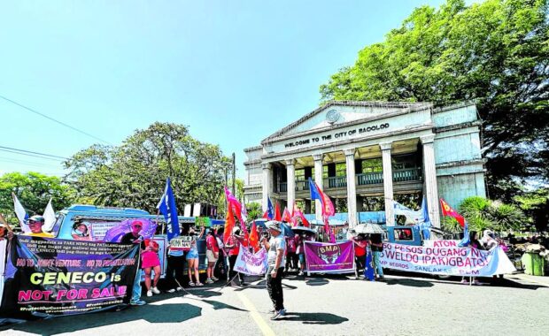 DIGNITY FOR WORKERS   About 250 members of workers’ and militant groups hold a Labor Day rally at the plaza in Bacolod City on Monday. —CARLA GOMEZ