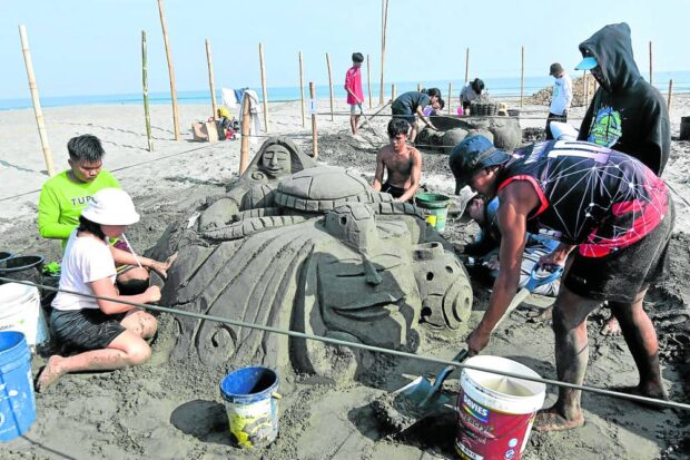 Photo shows residents enjoying the sandsculpting competition, also one of the festival’smost-awaited events.
