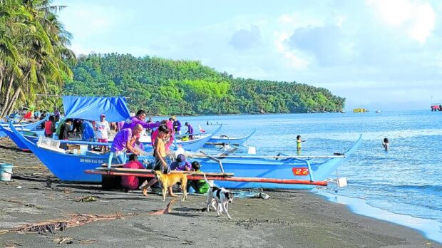 SEASIDE LIVING Residents of Barangay Lazareto in the City of Calapan, Oriental Mindoro, spend their day along the shoreline amid the continuing fishing ban imposed on the area that has been affected by the oil spill from the sunken MT Princess Empress in this photo taken on May 6. —MADONNA T. VIROLA