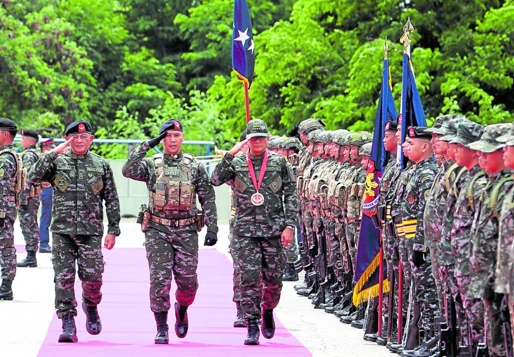 Top drug enforcer welcomes SAF commandos | Inquirer News