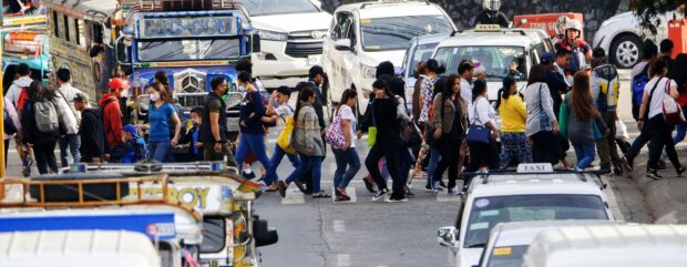 In photo: Baguio city commuters. While robust travel and other economic activities have helped Baguio City recover from the COVID-19 pandemic. But the summer capital will again require the mandatory use of face masks to curb new infections. 