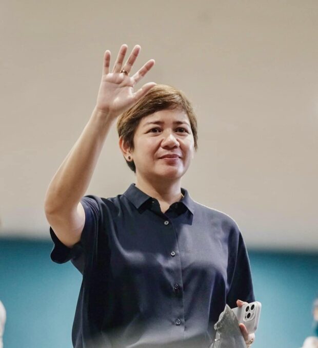 Mayor Geraldine Rosal waving. Rosal will stay in office for the time being after the Supreme Court (SC) on Thursday issued a status quo ante order (SQAO) on the mayoralty race in Legazpi City in Albay.
