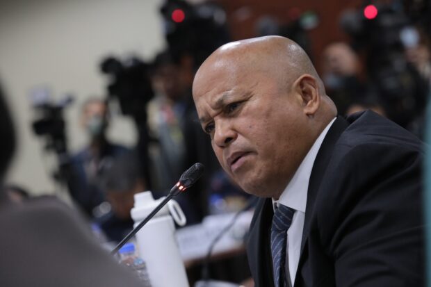Senator Ronald "Bato" Dela Rosa angered by a police officer's refusal to name his informant in the biggest drug haul last year. During a Senate hearing last Tuesday, Bato Dela Rosa, already annoyed, threatened to throw a microphone at the said cop. 