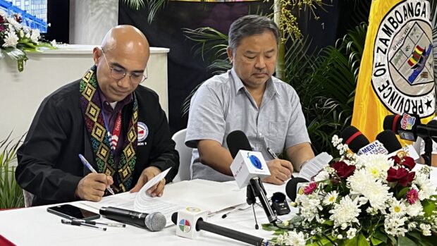 DHSUD Regional Director Roland Eta signs an MOU with Zamboanga del Sur Governor Victor Yu to facilitate the 4PH project in Pagadian City. Photo by Leah D. Agonoy