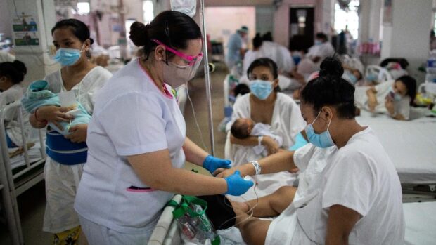 PHOTO: Filipino nurses tending to patients in a hospital STORY: 300 nursing graduates hired to fill nurse gap, says Palace advisory council