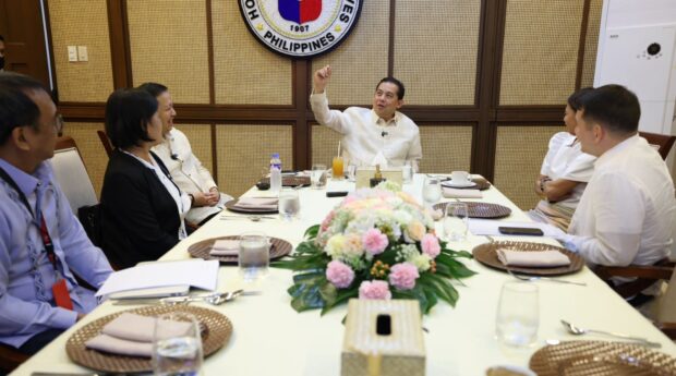 Papasok nitong photo sa onion cartel story ni Romualdez. Caption: Speaker Romualdez meets key lawmakers and the Bureau of Plant Industry officials to combat the onion cartel and boost agriculture.