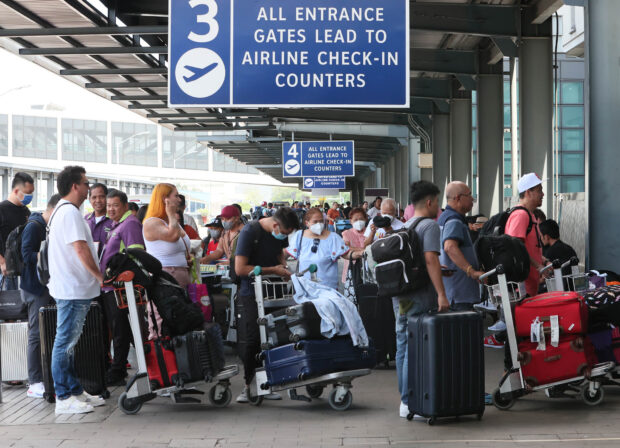 DISRUPTION The Ninoy Aquino International Airport Terminal3 is hit by a power outage on Monday, leading to a disruption of the airport’s operation four months after a glitch shut down the country’s airspace. —MARIANNE BERMUDEZ