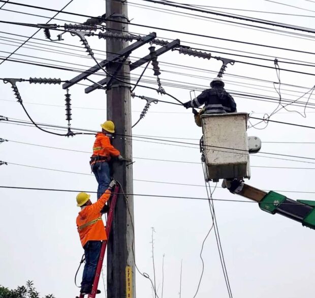 Field personnel of the San Fernando Electric Light and Power Company repair power lines in Pampanga's capital city. (Photo courtesy of Sfelapco)