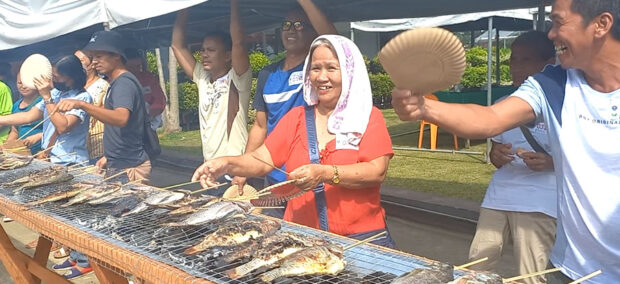 Kidapawan residents get free tilapia to grill at 'Sugba sa Plaza' STORY: Kidapawan residents get free tilapia to grill at ‘Sugba sa Plaza’