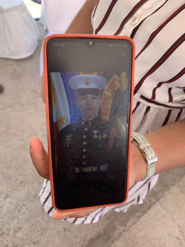 Jasmin Joy Escobido shows the portrait of her partner Corporal General Tinangag through her smartphone. Photo from John Eric Mendoza/INQUIRER.net