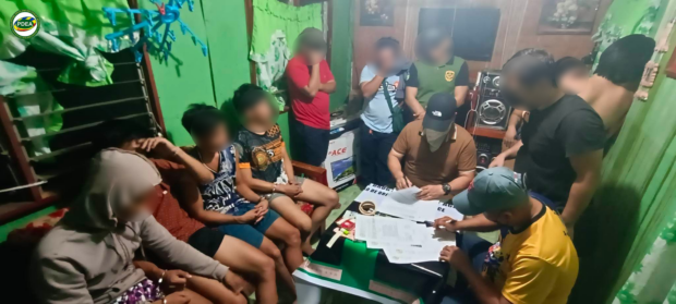 Eight people are arrested and 12 grams of suspected shabu valued at P86,000 seized as police and agents of the Philippine Drug Enforcement Agency (PDEA) raid a suspected drug den in Nabunturan, Davao de Oro on Thursday night.