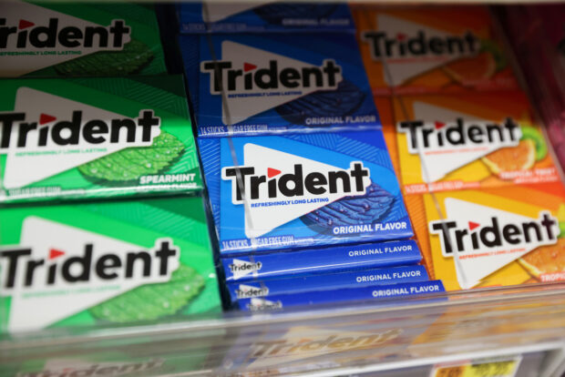 Trident Gum. A federal judge in Illinois has dismissed a lawsuit accusing Mondelez International Inc of deceiving consumers into believing its Trident "Original Flavor" gum contained real mint.