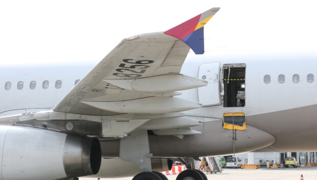 warrant for man who opened Asiana plane door mid-air