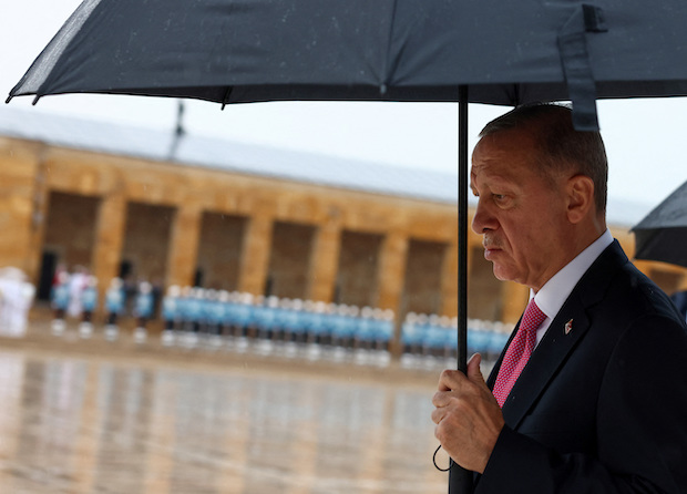 Turkish President Tayyip Erdogan visits the mausoleum of Mustafa Kemal Ataturk in Ankara. STORY: Turkey’s Erdogan urges unity as he begins new presidential term