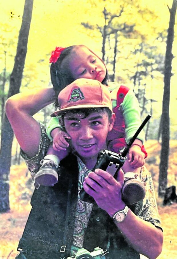 ADVOCACY Artist JoelArthur Tibaldo, who has revived “Eco Walk,” used to join city students hike through the Busol forest in the early 1990s with daughter Inah Felice on his shoulders, and eldest daughter Tam Jewel walking by his side. —PHOTO COURTESY OF BAGUIO MEDIA NEWSEUM